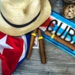 Cuba, bandera cubana, sombrero de paja, puros y decoración tradicional, representando cultura y arte cubano para proyectos artísticos y culturales en la plataforma AMAC.