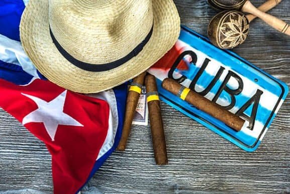 Cuba, bandera cubana, sombrero de paja, puros y decoración tradicional, representando cultura y arte cubano para proyectos artísticos y culturales en la plataforma AMAC.
